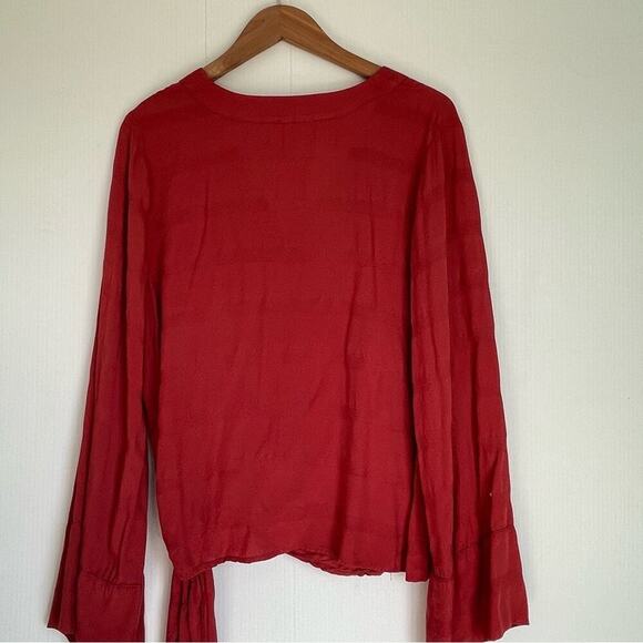 Free People v-neck tie front wide sleeve red textured top size medium - Picture 10 of 10
